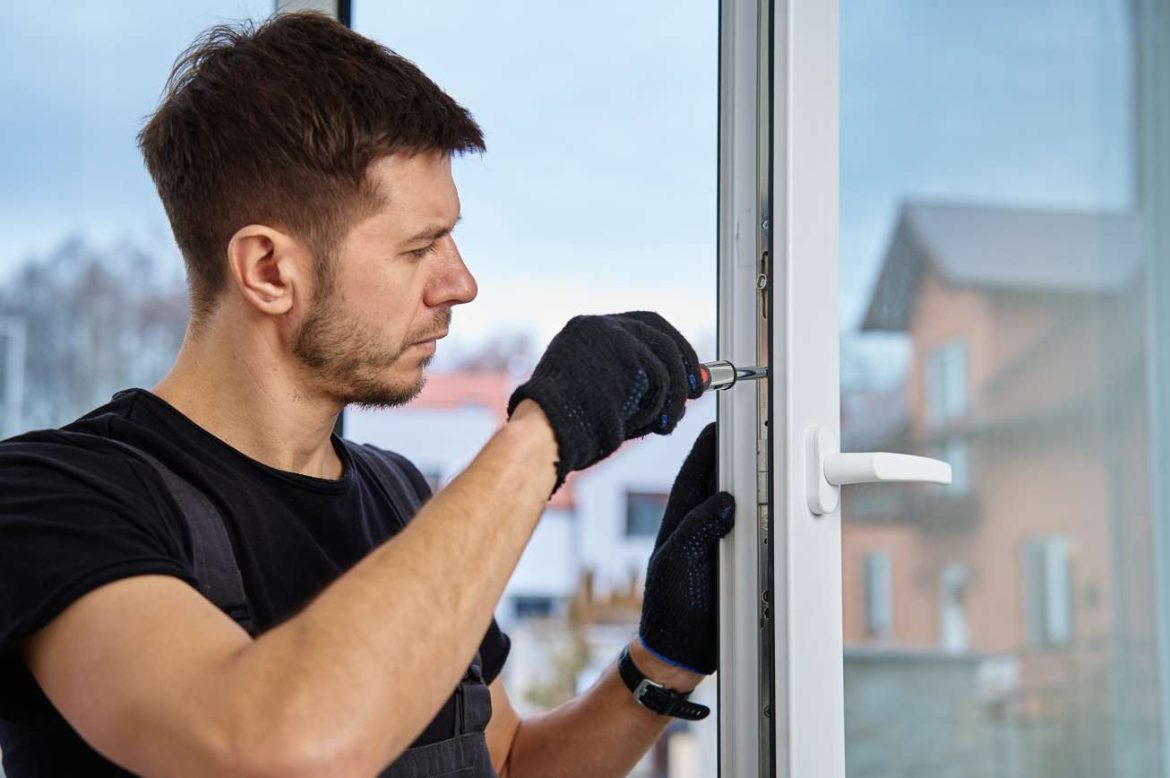 Un serrurier professionnel répare ou installe une serrure sur une fenêtre en PVC pour securiser fenetre contre intrusion serrurier paris.